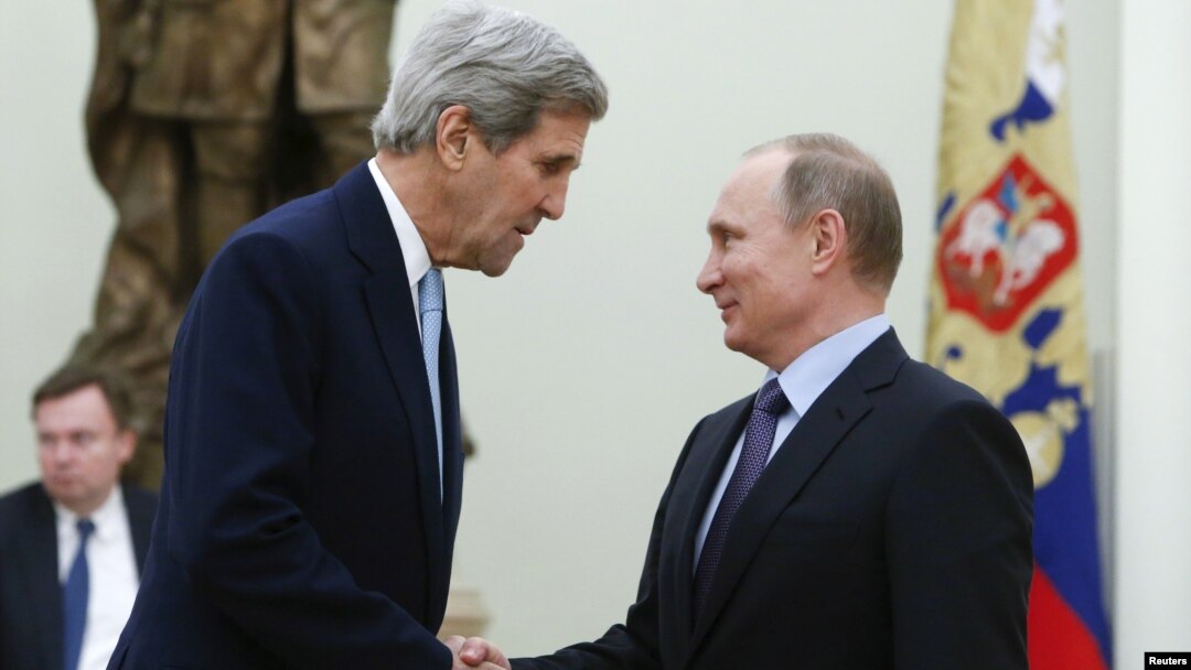 Menlu AS John Kerry (kiri) saat bertemu Presiden Rusia Vladimir Putin di Kremlin hari Selasa (15/12).