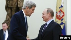 Menlu AS John Kerry (kiri) saat bertemu Presiden Rusia Vladimir Putin di Kremlin hari Selasa (15/12).