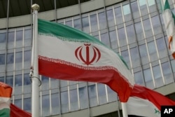 Bendera Iran berkibar di luar gedung PBB yang menjadi kantor Badan Tenaga Atom Internasional (IAEA) di Wina, Austria, Rabu, 10 Juli 2019. (Foto: AP)