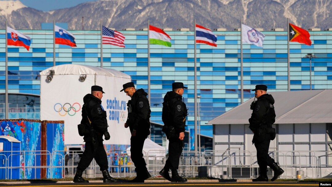 Para petugas keamanan berpatroli di sekitar Taman Olimpiade Musim Dingin 2014, Sochi, Rusia (3/2).