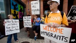 Distintas organizaciones en la frontera, y otras ciudades, han ofrecido su ayuda para los niños que llegan al país sin compañía de un adulto.