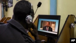 Un Éthiopien diffuse une vidéo du Premier ministre Abiy Ahmed s'exprimant dans un café Internet à Addis-Abeba, en Éthiopie, le 26 novembre 2020. 
