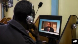 FILE - Raia wa Ethiopia akiangalia video ya Waziri Mkuu Abiy Ahmed akiongea kuhusu hali ya vita, katika internet cafe Addis Ababa, Ethiopia, Nov. 26, 2020. Waandishi wa habari wanasema amri ya kudhibiti vyombo vya habari imewia vigumu kufuatilia vita Tigray. 