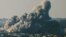 กลุ่มควันพวยพุ่งหลังกองทัพอิสราเอลโจมตีหมู่บ้านในเลบานอน เมื่อ 29 ก.ย. 2024 (REUTERS/Jim Urquhart)