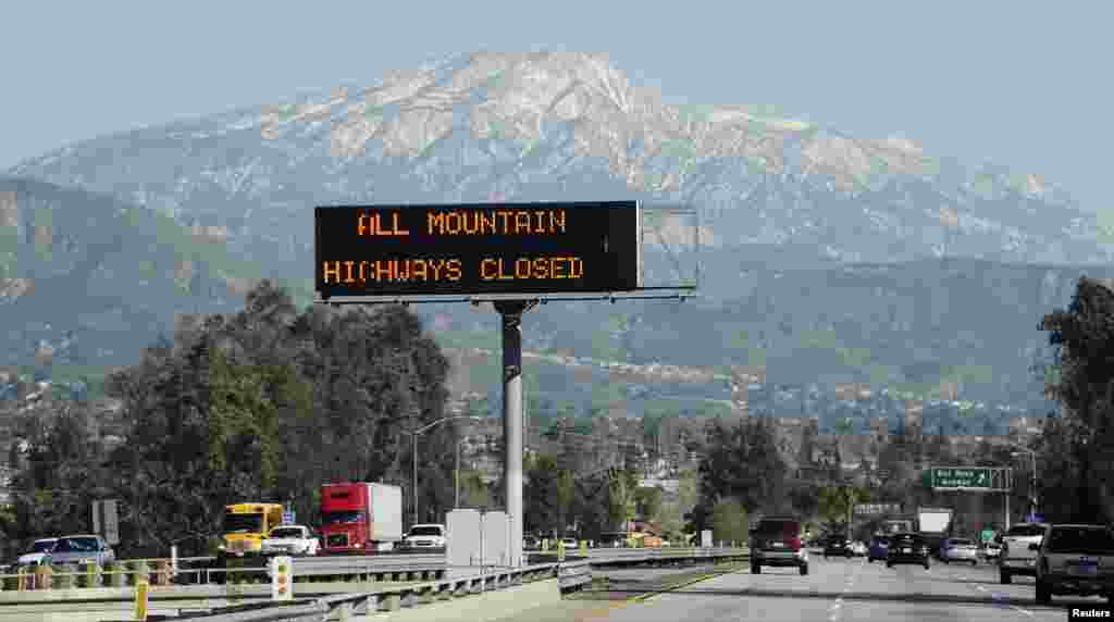 A sign near the San Bernardino Mountains warns of road closures during a manhunt for former LAPD officer Christopher Dorner, Feb. 12, 2013. 