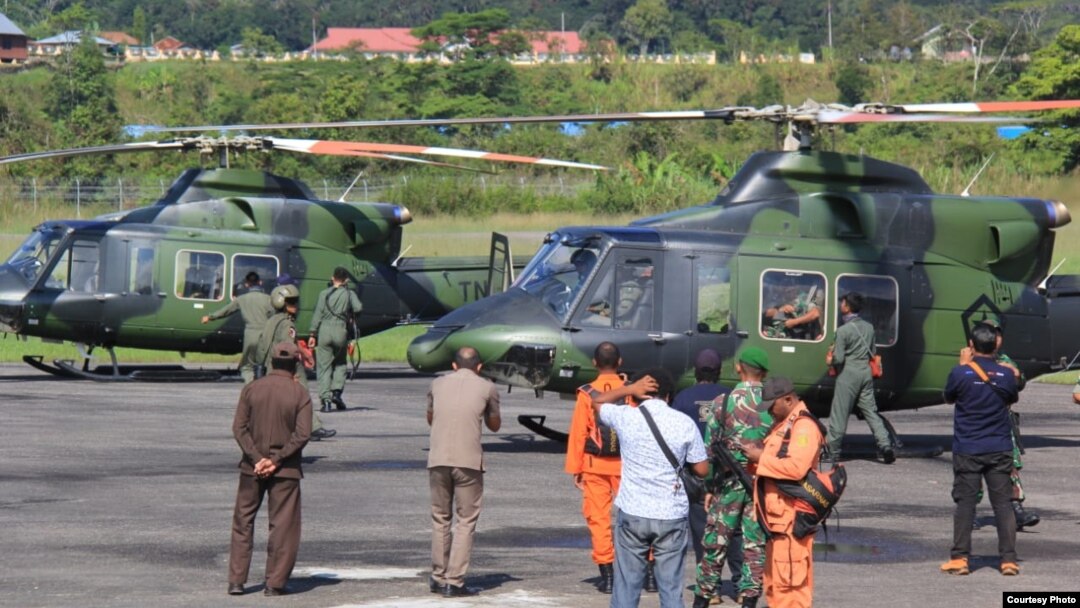 Sejumlah pesawat dan helikopter dikerahkan untuk mencari helikopter MI17 yang hilang kontak sejak Jumat lalu (28/6). (Foto: Kapendam Cendrawasih, Papua)