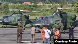 Sejumlah pesawat dan helikopter dikerahkan untuk mencari helikopter MI17 yang hilang kontak sejak Jumat lalu (28/6). (Foto: Kapendam Cendrawasih, Papua)