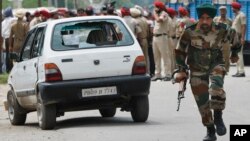 An Indian army soldier takes runs during a fight in the town of Dinanagar, in the northern state of Punjab, India, July 27, 2015. 