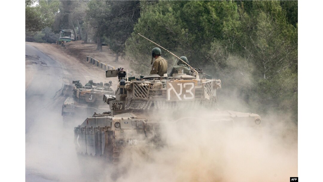 Tank militer Israel meluncur di dekat perbatasan Jalur Gaza pada 5 Desember 2023. (Foto: AFP)