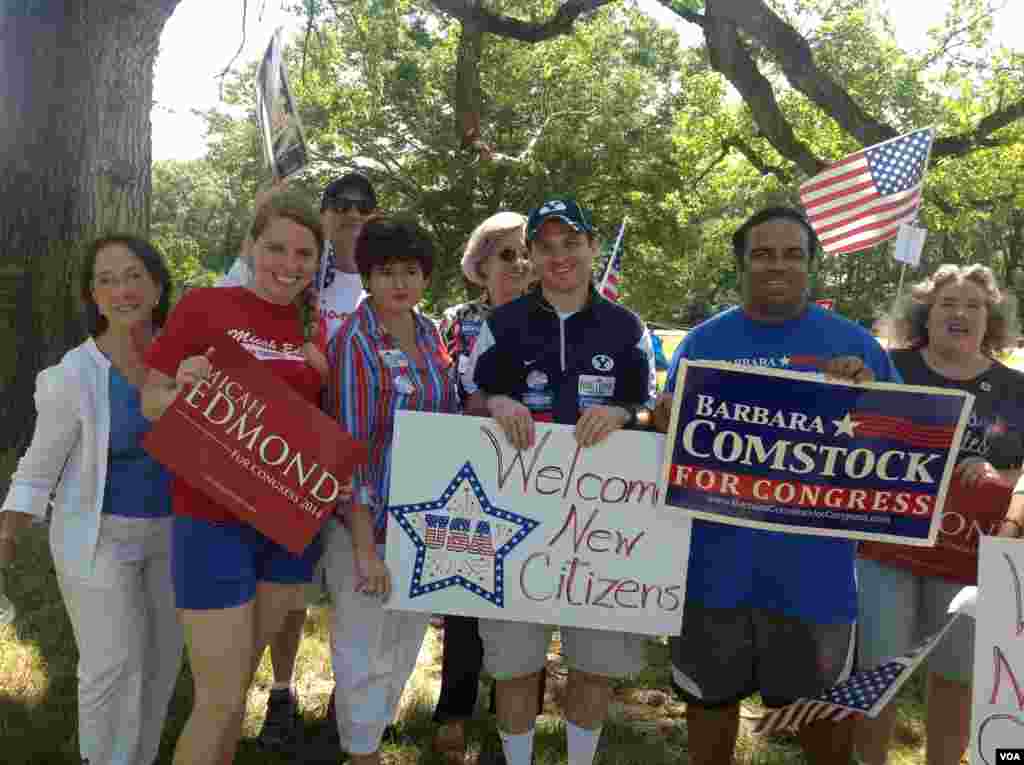 当地居民欢迎美国新公民