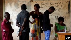 Les électeurs font la queue pour voter dans le quatrième arrondissement lors du second tour de l'élection présidentielle, Bangui, en République centrafricaine, 14 février 2016.