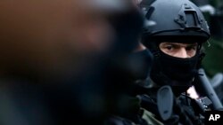 Arhiva - Pripadnik specijalnih snaga policije Srbije tokom antiterorističke vežbe u Beogradu, 15. novembra 2017. (AP Photo/Darko Vojinovic)