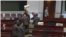 香港立法會民主派議員星期三在香港特首林鄭月娥面前舉行維護新聞自由的抗議，在林鄭月娥講話前退出會場。（視頻截圖）