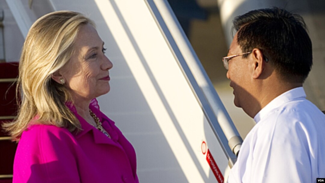 Menlu Amerika Hillary Clinton disambut wakil Menlu Burma, Myo Myint di Naypyidaw, Burma (30/11)