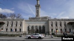 Sebuah mobil polisi terlihat melakukan pengamanan di Islamic Center di Washington DC pasca insiden penembakan di masjid Selandia Baru (foto: ilustrasi). 