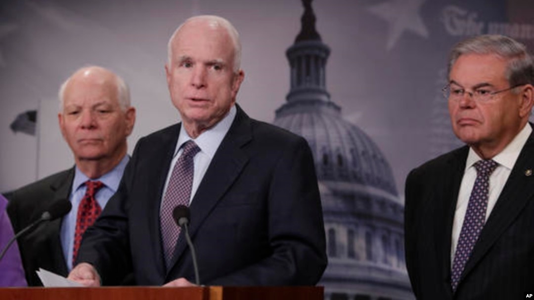 Thượng nghị sĩ Cộng hòa John McCain, bang Arizona (giữa) loan báo dự luật trừng phạt Nga về tin tặc, làm mất ổn định thế giới. (ảnh chụp ngày 10/1/2017)