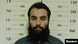 Anas Haqqani, pemimpin senior jaringan Haqqani, yang ditangkap oleh Badan Intelijen Afghanistan (NDS) di provinsi Khost, dalam foto yang dirilis 16 Oktober 2014.