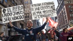 Warga berdemonstrasi di sepanjang jalan Fifth Avenue di New York, memprotes terpilihnya Donald Trump sebagai presiden AS (12/11). (AP/Mary Altaffer)