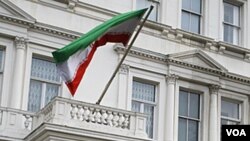 Polisi Inggris siaga di depan Kedutaan Iran di London setelah Menlu Inggris meminta diplomat Iran meninggalkan London (30/11).