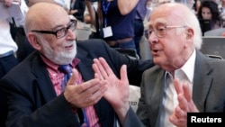 Los cientificos Peter Higgs (derecha) y Francois Englert obtuvieron el premio Nóbel de Física por sus descubrimientos relacionados al bosón de Higgs.