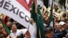 ARCHIVO - La gente aplaude mientras escucha a la exalcaldesa Claudia Sheinbaum en un mitin de cierre de campaña para su candidatura presidencial para representar al partido gobernante MORENA, en la Ciudad de México, el 26 de agosto de 2023.