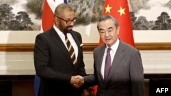 Menteri Luar Negeri Inggris James Cleverly (kiri) dan Menlu China Wang Yi shake berjabat tangan sebelum pertemuan di Beijing, 30 Agustus 2023 lalu.