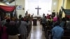 Para jemaah sedang mengikuti ibadah di sebuah gereja di Ibafo, negara bagian Ogun, di barat daya Nigeria, 1 Januari 2021. (Foto: AFP) 