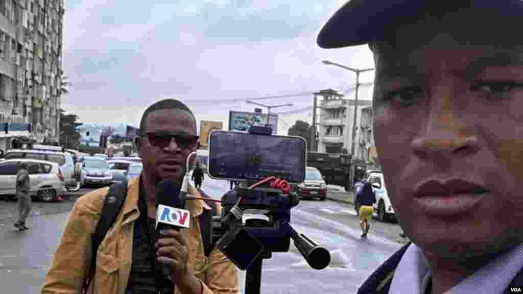 Jornalistas da Voz da América, Amâncio Miguel (esq) e Alfredo Júnior, cobrindo os protestos convocados por Venâncio Mondlane, em Maputo. 21 outubro