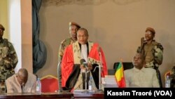 Le président de la cour annonce le report du procès d’Amadou Haya Sanogo, l’ex-chef de la junte malienne, et ses 17 coaccusés, a la Cour d’assise, à Sikasso, Mali, 8 décembre 2016. (VOA/Kassim Traoré)