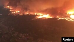 Pemandangan udara daerah yang terbakar dalam kebakaran lahan di Redding, California, 26 Juli 2018. Foto adalah gambar yang diambil dari video di media sosial.
