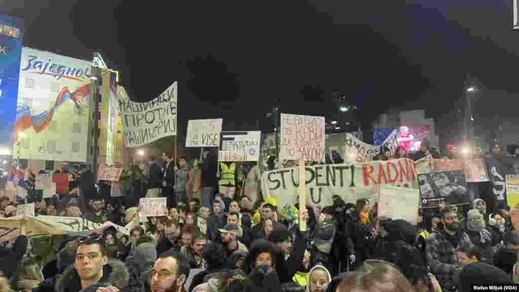 Na beogradskom Trgu Slavija u nedelju 22. decembra održan je veliki antivladin protest studenata i građana koji traže odgovornost za pad nadstrešnice železničke stanice u Novom Sadu 1. novembra i pogibije petnaestoro ljudi (Foto: VOA/Stefan Miljuš)