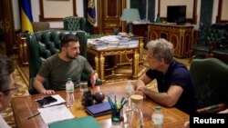 FOTO DE ARCHIVO: El actor de Hollywood y embajador de buena voluntad Ben Stiller se reúne con el presidente de Ucrania, Volodymyr Zelensky, en Kiev, Ucrania, el 20 de junio de 2022. Servicio de Prensa Presidencial de Ucrania/REUTERS