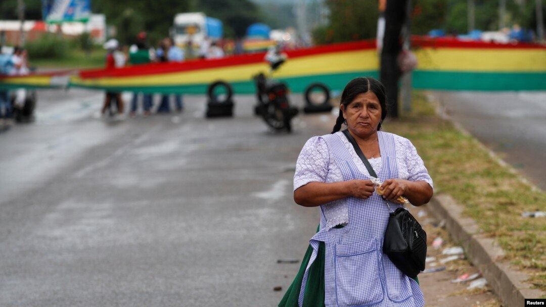 Una mujer camina frente a la cabecera de una manifestación contra el gobierno, que apenas se está dando cita en Santa Cruz de la Sierra, Bolivia, el 2 de enero de 2023.