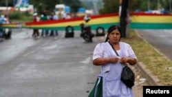 Una mujer camina frente a la cabecera de una manifestación contra el gobierno, que apenas se está dando cita en Santa Cruz de la Sierra, Bolivia, el 2 de enero de 2023.