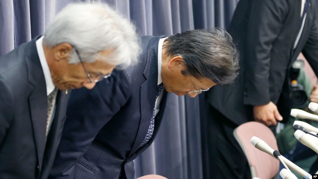Mitsubishi Motors President Tetsuro Aikawa, right, and vice president Ryugo Nakao bow at the start of a press conference in Tokyo, Wednesday, April 20, 2016.