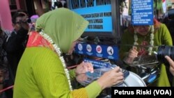 Walikota Surabaya Tri Rismaharini Saat Meresmikan Kran Air Siap Minum di SMAN 16 Surabaya Beberapa Waktu yang Lalu (foto VOAPetrus Riski)