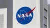 나사(NASA) 로고가 플로리다주 케이프캐너버럴에 위치한 케네디 우주 센터에서 보인다. (자료사진)