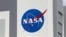 나사(NASA) 로고가 플로리다주 케이프캐너버럴에 위치한 케네디 우주 센터에서 보인다. (자료사진)
