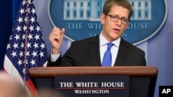 Juru bicara Gedung Putih, Jay Carney dalam pertemuan harian dengan media di Gedung Putih, Selasa (27/8).