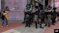 2020年5月27日防暴警察在香港中城站岗。