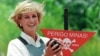 Diana, princesse de Galles, tient une mine terrestre lors de sa visite dans un champ de mines en Angola, le 15 janvier 1997.