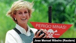 Diana, princesse de Galles, tient une mine terrestre lors de sa visite dans un champ de mines en Angola, le 15 janvier 1997.