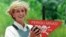 Diana, princesse de Galles, tient une mine terrestre lors de sa visite dans un champ de mines en Angola, le 15 janvier 1997.