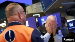 미국 뉴욕시 뉴욕증권거래소(NYSE) 장내에서 트레이더들이 업무를 보고 있는 모습. (자료사진)