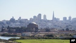 Pada hari yang cerah adalah cakrawala belakang Crissy Field di San Francisco pada 11 Oktober 2020. (Foto: AP/Eric Risberg)