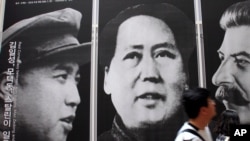 지난 2910년 5월 한국 서울에서 열린 한군전쟁 관련 전시에 전쟁을 일으킨 인물들로 북한 김일성(왼쪽부터)과 중국 마오쩌둥, 소련 이오시프 스탈린의 사진이 나란히 걸려있다.