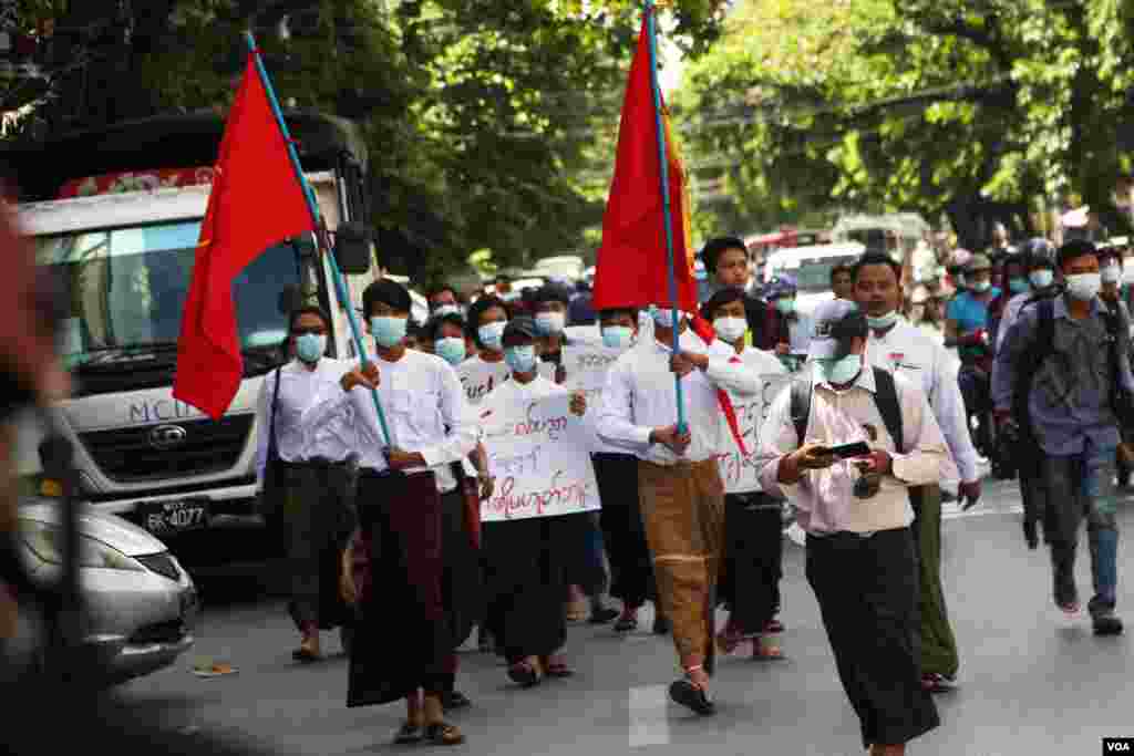 ဗမာနိုင်ငံလုံးဆိုင်ရာ ကျောင်းသားသမဂ္ဂများအဖွဲ့ချုပ် အဖွဲ့ဝင်တွေ မန္တလေးမြို့ ၈၄-၃၁ လမ်းကနေ ဈေးချို နာရီစင်အထိ ချီတက် လမ်းလေ ျှာက်ခဲ့ကြတဲ့ မြင်ကွင်း။ (စက်တင်ဘာ ၁၀၊ ၂၀၂၀)