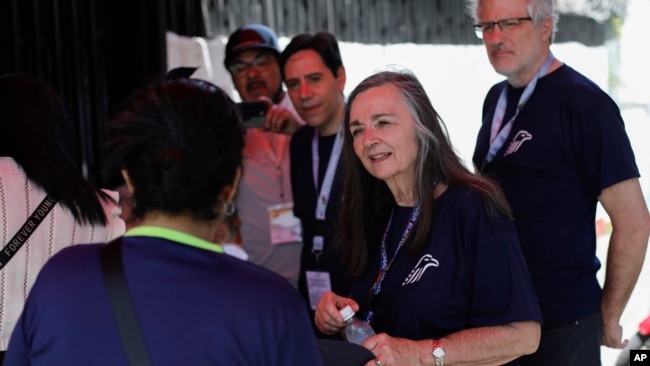 Jennie Lincoln, jefa de la misión observadora del Centro Carter en Venezuela, visita un centro de votación con su equipo en Caracas, el 28 de julio de 2024.