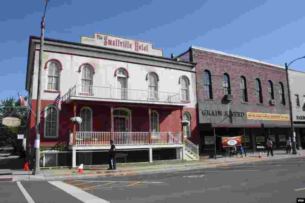 Bangunan dengan papan bertuliskan Smallville di Plano, Illinois. (VOA/K. Farabaugh)