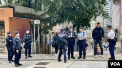 大批軍裝及便衣警員在太平山街獨立書店及出版社跨年書展場地附近巡邏及佈防。